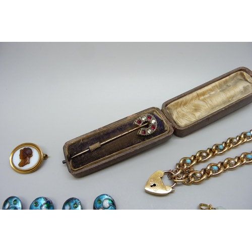 7158 - A collection of Victorian and later jewellery including a silver gilt horseshoe stick pin, an agate ... 