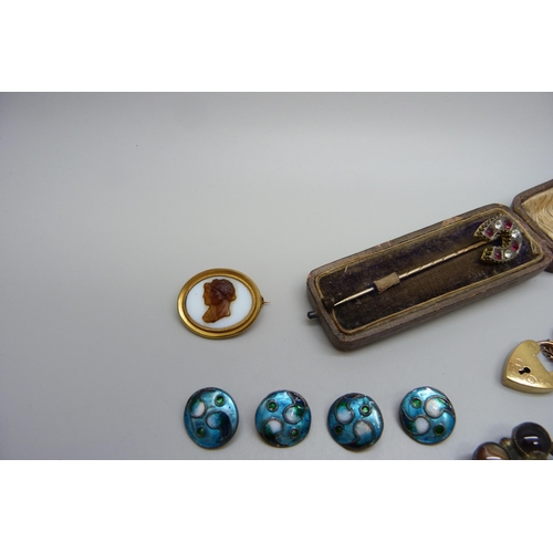 7158 - A collection of Victorian and later jewellery including a silver gilt horseshoe stick pin, an agate ... 