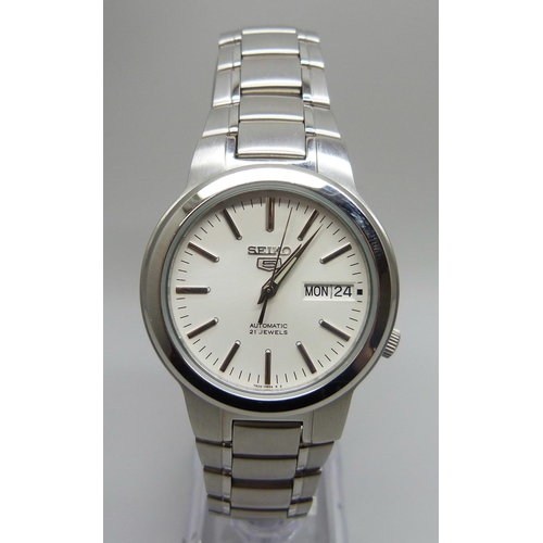 7181 - A Seiko 5 Day Date wristwatch, 36mm case