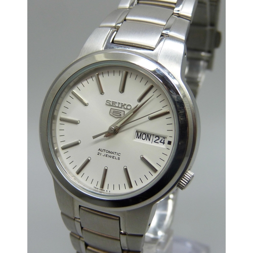 7181 - A Seiko 5 Day Date wristwatch, 36mm case