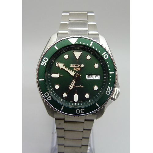 7185 - A Seiko 5 Day Date Automatic wristwatch with green dial and bezel, French, 41mm case