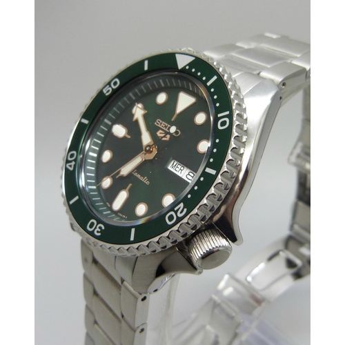 7185 - A Seiko 5 Day Date Automatic wristwatch with green dial and bezel, French, 41mm case