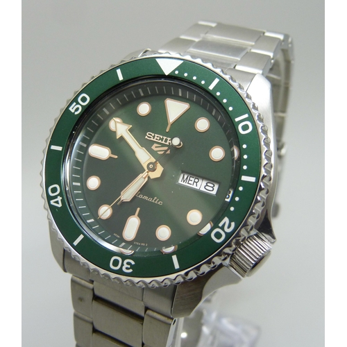 7185 - A Seiko 5 Day Date Automatic wristwatch with green dial and bezel, French, 41mm case