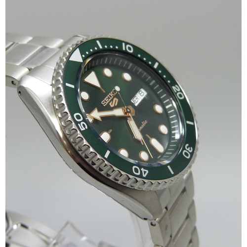 7185 - A Seiko 5 Day Date Automatic wristwatch with green dial and bezel, French, 41mm case