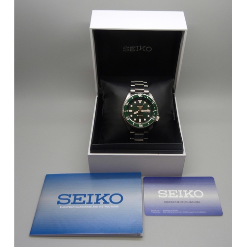 7196 - A Seiko 5 Automatic Day Date wristwatch with green dial and bezel, 42mm case, boxed