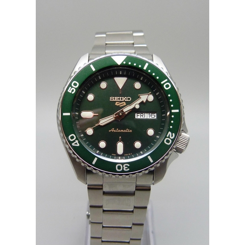 7196 - A Seiko 5 Automatic Day Date wristwatch with green dial and bezel, 42mm case, boxed