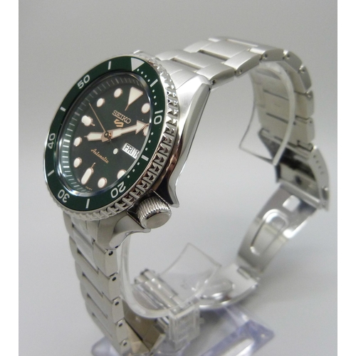 7196 - A Seiko 5 Automatic Day Date wristwatch with green dial and bezel, 42mm case, boxed