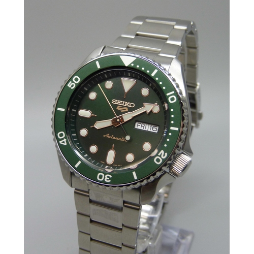 7196 - A Seiko 5 Automatic Day Date wristwatch with green dial and bezel, 42mm case, boxed