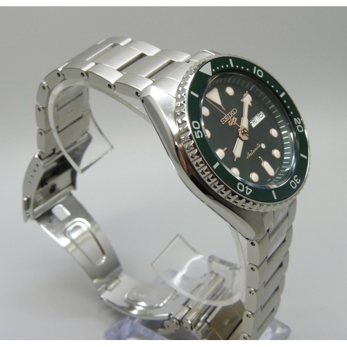 7196 - A Seiko 5 Automatic Day Date wristwatch with green dial and bezel, 42mm case, boxed