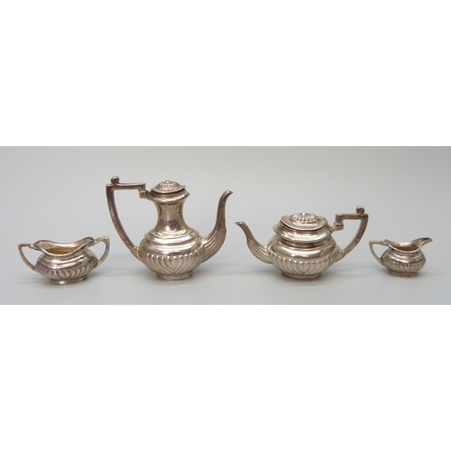 7219 - A silver miniature tea set, RRK, London 1975, 33g