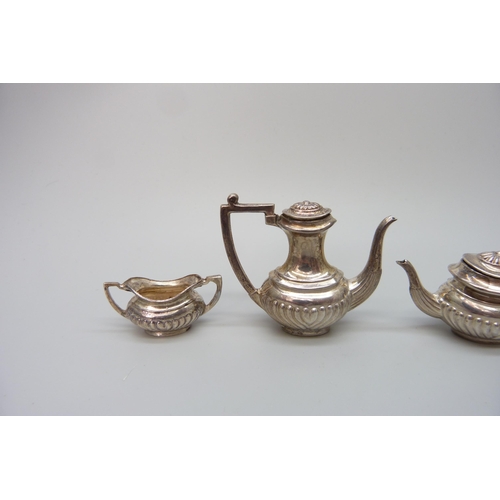 7219 - A silver miniature tea set, RRK, London 1975, 33g