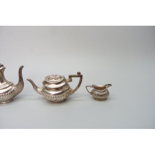 7219 - A silver miniature tea set, RRK, London 1975, 33g