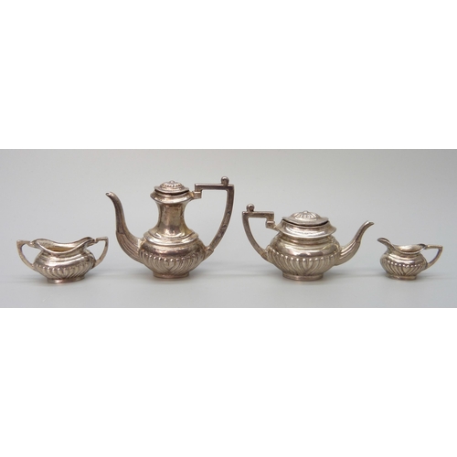 7219 - A silver miniature tea set, RRK, London 1975, 33g