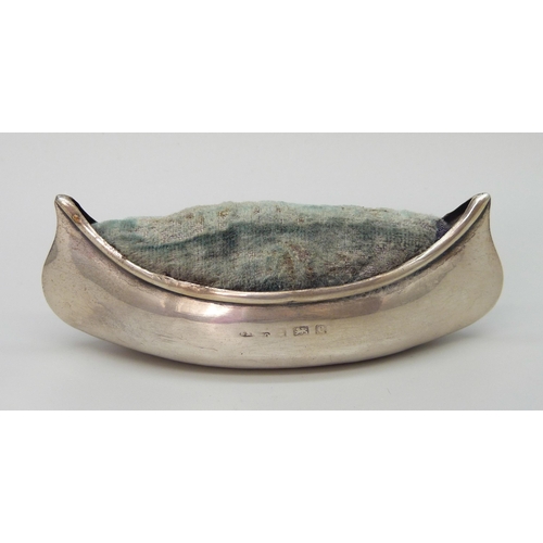 7221 - A silver pin cushion in the form of a boat, 8cm, 24g