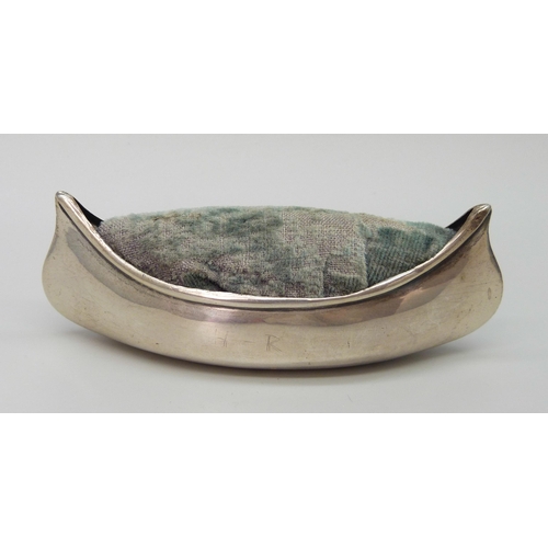 7221 - A silver pin cushion in the form of a boat, 8cm, 24g