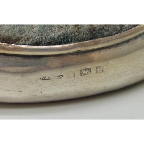 7221 - A silver pin cushion in the form of a boat, 8cm, 24g