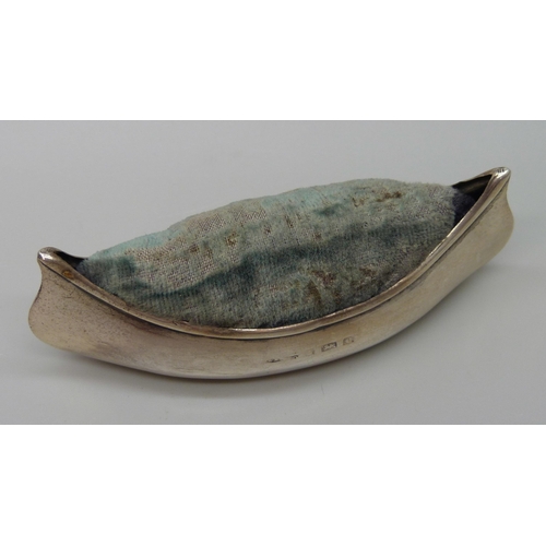 7221 - A silver pin cushion in the form of a boat, 8cm, 24g