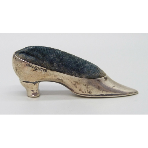 7223 - A silver pin cushion in the form of a shoe, Chester 1906, 6cm, 11g