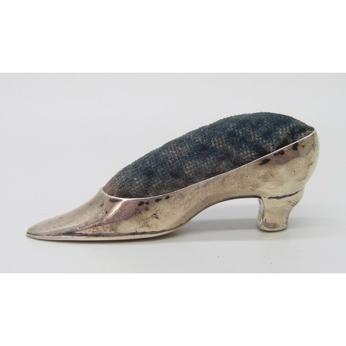 7223 - A silver pin cushion in the form of a shoe, Chester 1906, 6cm, 11g