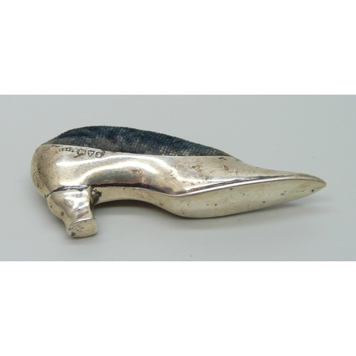 7223 - A silver pin cushion in the form of a shoe, Chester 1906, 6cm, 11g