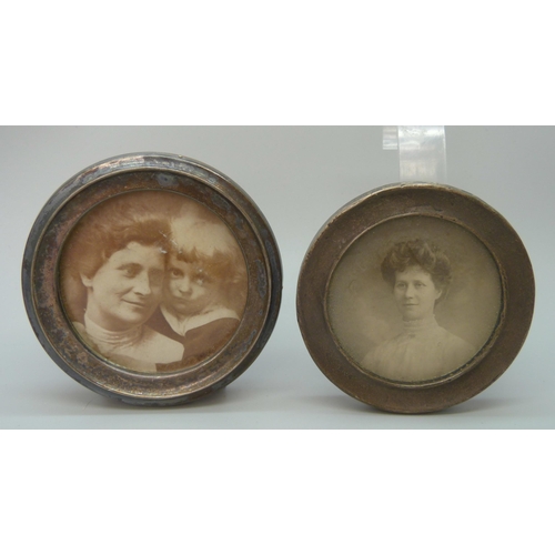 7227 - Two circular silver photograph frames, largest 8cm, smaller one lacking stand