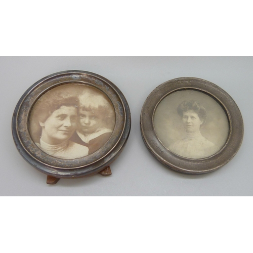 7227 - Two circular silver photograph frames, largest 8cm, smaller one lacking stand