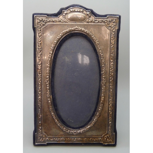 7235 - A silver photograph frame, London 1985, 20 x 12cm