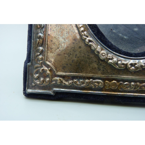 7235 - A silver photograph frame, London 1985, 20 x 12cm