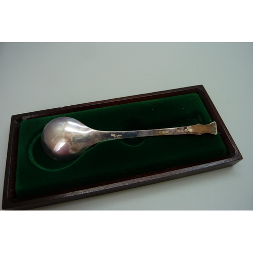 7238 - A Sovereign Queens Spoon Collection, sterling silver with 24 carat gold on sterling silver cameos, c... 