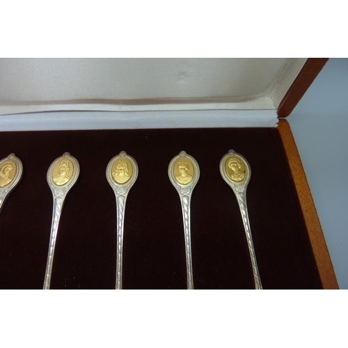 7238 - A Sovereign Queens Spoon Collection, sterling silver with 24 carat gold on sterling silver cameos, c... 