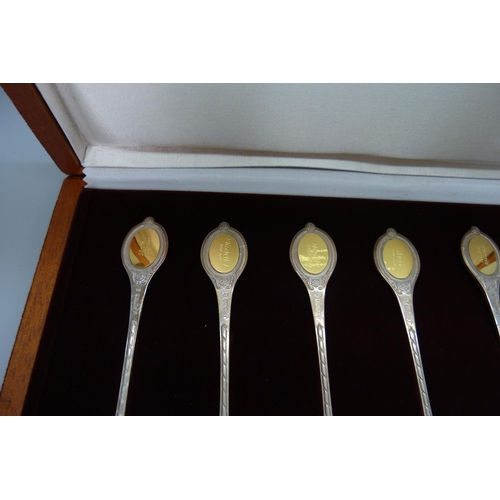 7238 - A Sovereign Queens Spoon Collection, sterling silver with 24 carat gold on sterling silver cameos, c... 