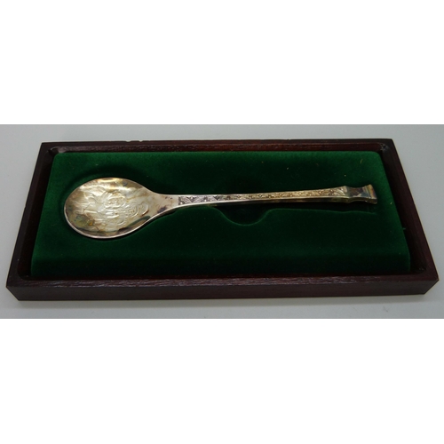 7238 - A Sovereign Queens Spoon Collection, sterling silver with 24 carat gold on sterling silver cameos, c... 