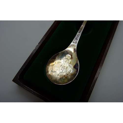 7238 - A Sovereign Queens Spoon Collection, sterling silver with 24 carat gold on sterling silver cameos, c... 