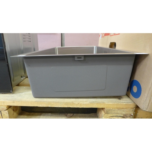 4007 - Steel / Composite Trough Style Sink (464-26) *This lot is subject to Vat