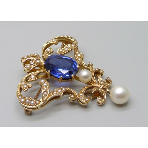 7070A - A 14ct gold 5.41ct synthetic sapphire and seed pearl brooch with pendant loop, with AnchorCert repor... 