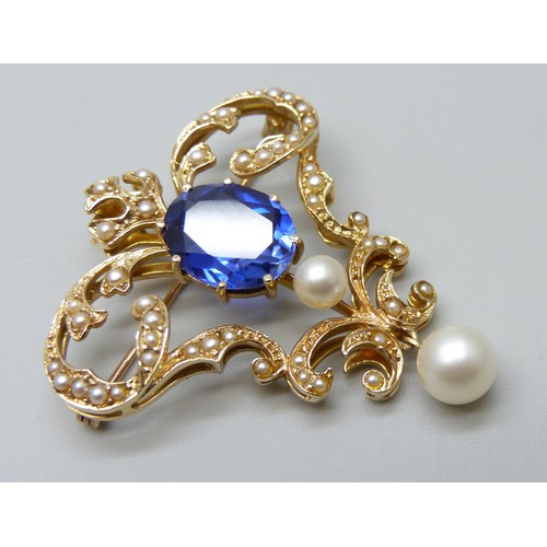 7070A - A 14ct gold 5.41ct synthetic sapphire and seed pearl brooch with pendant loop, with AnchorCert repor... 