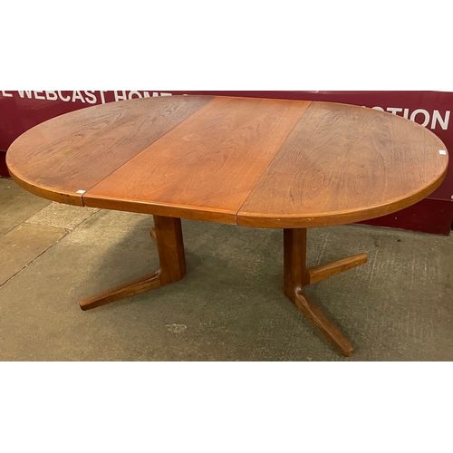 27 - A Danish teak circular extending dining table