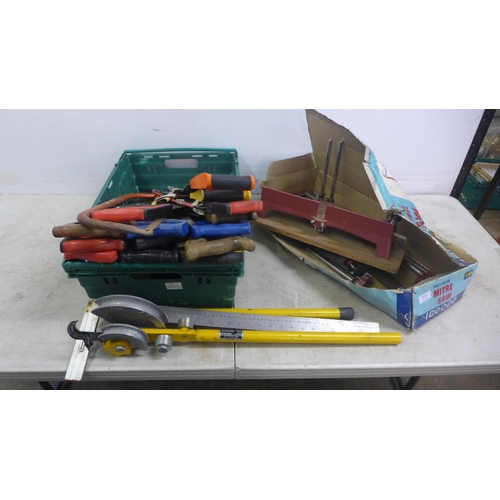 5010 - A box of 14 hand saws, a bow saw, a square rule, an Irwin Hilmor type GLM pipe bender and a precisio... 