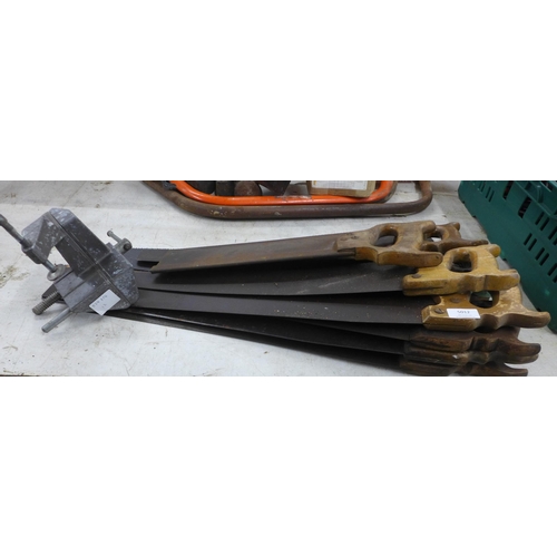 5012 - 10 Assorted hand saws and a Stanley 5702 vice