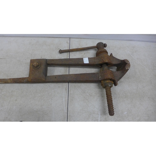 5030 - A leg vice and a Woden 186B/0 bench vice