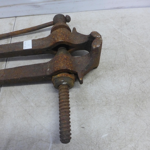 5030 - A leg vice and a Woden 186B/0 bench vice