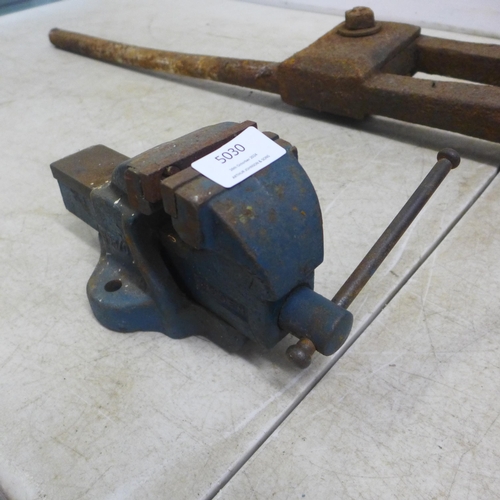 5030 - A leg vice and a Woden 186B/0 bench vice