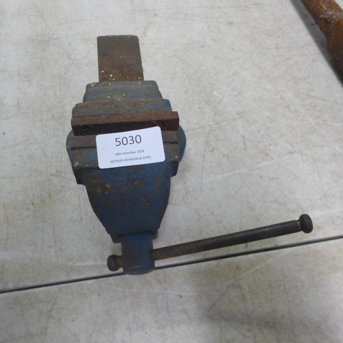 5030 - A leg vice and a Woden 186B/0 bench vice