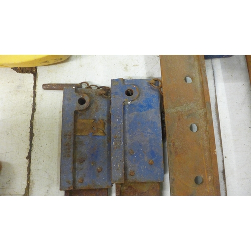 5032 - 3 Record sash clamps and 2 sash clamp extenders