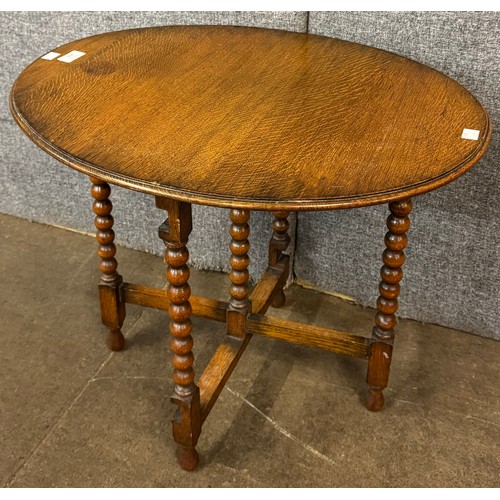 156 - An early 20th Century oak bobbin turned tilt top occasional table