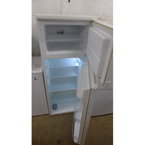 5086 - A Zanussi CT235 80/20 free standing fridge freezer