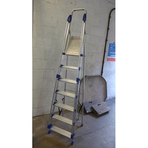 5122 - A 7 rung aluminium step ladder with safety rails