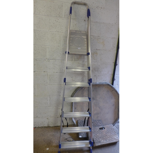 5122 - A 7 rung aluminium step ladder with safety rails