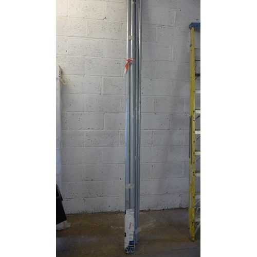 5124 - 6 key clamp poles, approximately 3m lengths