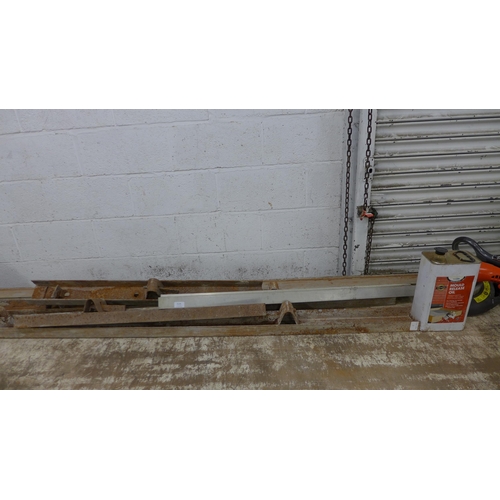 5135 - Four concrete road forms with pins - 2 x 2m and 2 x 1m and a tin of mould releaser oil and two scree... 